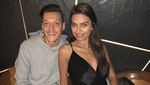 Dukungan Amine Gulse, Kekasih Mesut Ozil