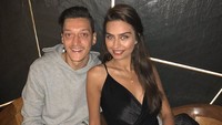 Meskipun kalah, setidaknya ada Amine yang menghibur hati Mesut Ozil. Dok. Instagram/gulseamine
