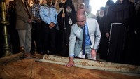 Ini dia momen saat Pangeran William mengunjungi Gereja Makam Suci di Kota Tua Yerusalem. Heidi Levine/Pool via Reuters.