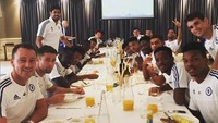Tidak hanya kompak di lapangan, Hazard dan rekan timnya yang lain juga akrab di luar lapangan. Sarapan bersama semakin meriah dengan seragam Chelsea kebanggaan. Foto: Instagram @hazardeden_10 - Istimewa