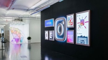 Ketika tiba di kantor ini, tamu akan langsung disambut dengan logo Instagram dan galeri digital yang menampilkan foto-foto para pengguna. Foto: Instagram