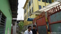 Dari luar, tempatnya memang terlihat seperti gedung biasa di perumahan tanpa kubah (Syanti/detikTravel)