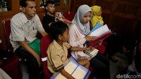Pemerintah Provinsi DKI Jakarta membuka posko PPDB Online untuk melayani aduan atas pelayanan pendaftaran untuk SD.