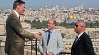 Tak hanya mengunjungi Israel, Pangeran William pun berkunjung ke Palestina. Pangeran William pun memiliki agenda bertemu dengan Presiden Palestina, Mahmoud Abbas. Kunjungan William di Palestina pun tak ia lewatkan untuk berkunjung ke tempat-tempat bersejarah. Ia terlihat asyik berbincang dengan konsulat Inggris untuk Yerusalem di Bukit Zaitun, Kota Tua Yerusalem. Thomas Coex/Pool via Reuters.
