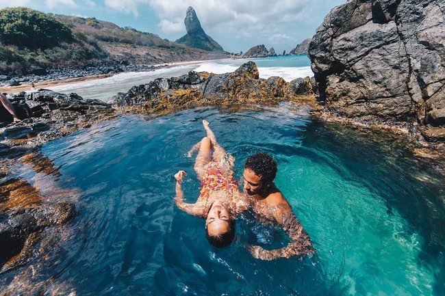 Neymar Jr. saat berlibur bersama sang kekasih di sebuah pantai. Dunia serasa milik berdua. (Foto: Instagram)