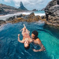 Neymar Jr. saat berlibur bersama sang kekasih di sebuah pantai. Dunia serasa milik berdua. (Foto: Instagram)