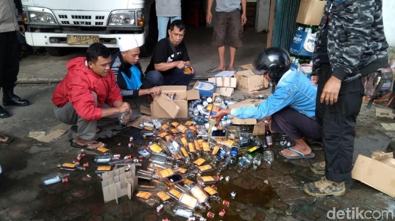 Digerebek Warga, Gudang di Sukabumi Simpan 7.200 Botol Miras Digerebek Warga, Gudang di Sukabumi Simpan 7.200 Botol Miras