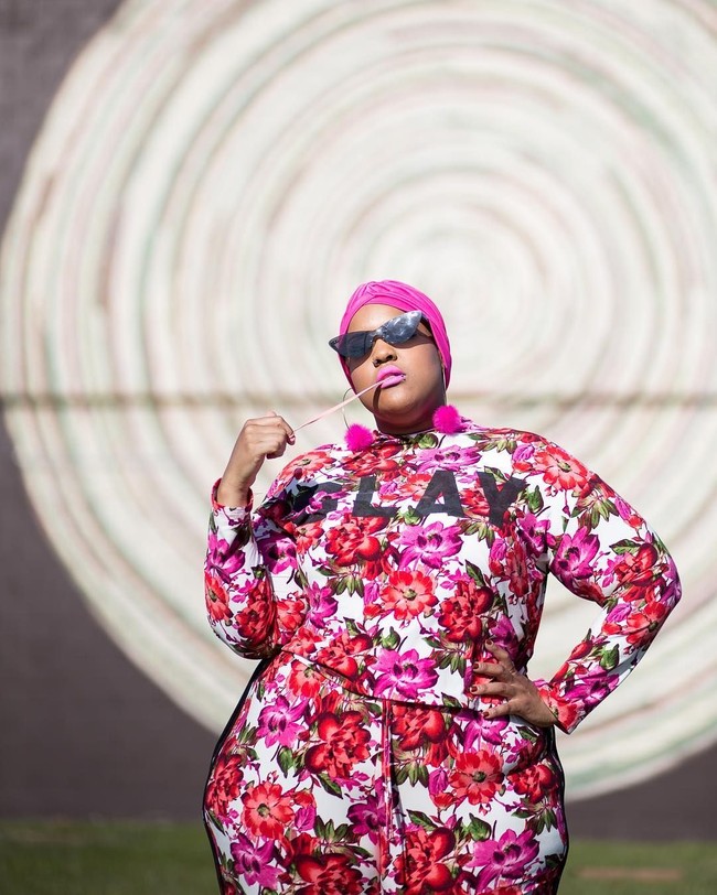 Leah Vernon atau akrab disapa Leah V merupakan wanita turunan Afrika-Amerika yang kini tinggal di Metro Detroit, Michigan Amerika Serikat. Ia aktif menjadi model plus size yang memiliki konsen tentang body image. Foto: Instagram Leah V