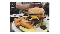 Mampir ke Dubai, Lee memilih cicip burger. Duh lelehan kejunya bikin ngiler, apalagi ada pelengkap kentang goreng. Foto: Instagram young_lee2