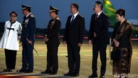 Menlu Retno Marsudi, Panglima TNI Marsekal Hadi Tjahjanto, Kapolri Jenderal Tito Karnavian, Gubernur DKI Jakarta Anies Baswedan hingga duta besar RI untuk Malaysia Rusdi Kirana juga menyambut kedatangan Mahathir.