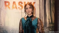 Ia tampak mengenakan gaun transparan yang memperlihatkan bagian tangan dan pundaknya. Foto: Pool/Noel/DetikFoto.