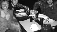 Meski punya jadwal yang sangat sibuk, Hazard tetap menyisihkan waktunya untuk makan malam dengan para sahabatnya. Gaya kasualnya berhasil menarik perhatian. Foto: Instagram @hazardeden_10 - Istimewa