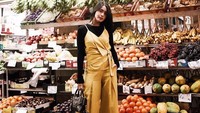 Ana baru saja menikah dengan Adie Baron. Ngabuburit Ramadan kemarin ia sempat main ke pasar Asia di Sydney. Meski foto di depan rak-rak buah, penampilannya Ana tetap stylish! Foto: Instagram anaoctarina