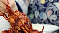 Kalau ke Surabaya wajib cicip sajian kepiting yang satu ini. Kepiting Kapasan atau kini Seafood Kapasan terkenal kelezatannya. Foto: Instagram surabayafoodies