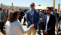 Selama kunjungannya di Reruntuhan Romawi Kuno ini, Pangeran William ditemani oleh Pangeran Yordania Al Hussein bin Abdullah II dan juga Samia Khouri, Direktur Permuseuman Yordania (Reuters)  