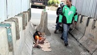 Kejadian ini jadi penghatian pengguna jalan.