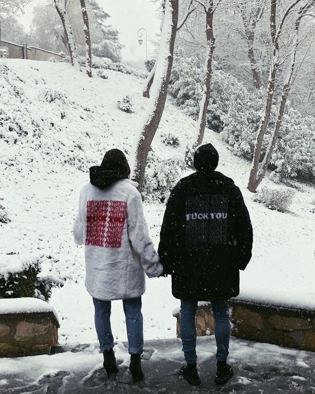 Kalau sudah cinta, baju pun harus kembar. Matching clothes is our new thing 🖤, tulis  Bruna Marquezine di keterangan foto ini. (Foto: Instagram)