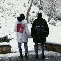 Kalau sudah cinta, baju pun harus kembar. Matching clothes is our new thing 🖤, tulis  Bruna Marquezine di keterangan foto ini. (Foto: Instagram)