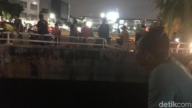 Petugas Pencari Buaya Pulang, Warga Masih Ramai di Kali Grogol