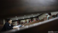 Jaksa KPK menyatakan Bimanesh telah membantu Fredrich untuk merawat inap eks Ketua DPR tersebut.