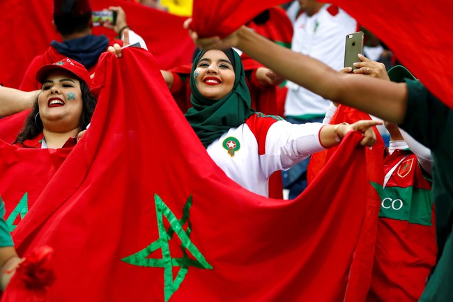 Maroko juga punnya supporter berhijab. Pada pertandingan melawan Spanyol, seorang hijabers tampil memakai jersey lengan panjang dipadukan dengan hijab satin berwarna emerald green. Foto: Reuters