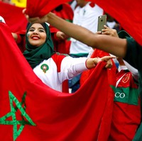 Maroko juga punnya supporter berhijab. Pada pertandingan melawan Spanyol, seorang hijabers tampil memakai jersey lengan panjang dipadukan dengan hijab satin berwarna emerald green. Foto: Reuters