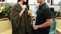 Bersama sang suami, Ana baru saja meracik mocktail segar. Bahannya minuman soda rasa pir dan aneka herba. Pasti seger ya, hihihi... Foto: Instagram anaoctarina