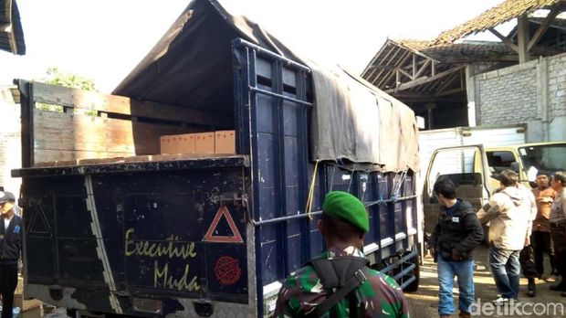 Digerebek Warga, Gudang di Sukabumi Simpan 7.200 Botol Miras