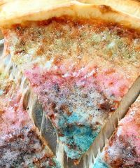 Blink-blink Berkilauan, Pizza Ini Dibuat dengan Taburan Glitter 