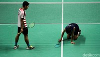 Usai pertandingan yang cukup melelahkan, Nugroho bersama sang lawan saling berpelukan.