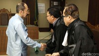 Fredrich Yunadi menyalami kuasa hukumnya usai sidang.