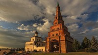 Benteng Kazan Kremlin punya bangunan unik namanya Sujumbike Tower. Menara ini sangat menarik mata dengan bentuk bertingkat makin kecil ke atas dari 7 lantai yang ada (Russia Travel)