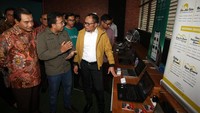 Menteri Ketenagakerjaan Hanif Dhakiri dan Direktur Utama BRI Suprajarto melihat kreativitas anak muda usai meresmikan Innovation Room di Jakarta, Kamis (28/6/2018). Foto: dok. Kemnaker