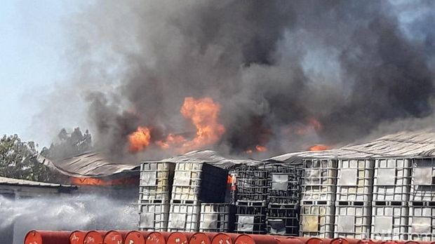 Gudang Bahan Kimia Terbakar, 9 Mobil PMK Dikerahkan
