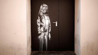 Aksi berani yang dilakukan Banksy ini membuatnya dikagumi oleh para seniman jalanan. Seringkali para seniman jalanan menggunakan gaya melukis Banksy untuk menampilkan karya-karyanya kepada masyarakat. Istimewa/Benoit Tessier/Reuters.