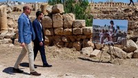 Semasa kecil, Kate Middleton rupanya pernah berfoto di sini. Pangeran William pun ditunjukkan foto keluarga Kate Middleton sewaktu di Jerash (Reuters)
