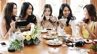 Sama-sama cantik, ini pose ngeteh Ama bersama teman-temannya. Makin lengkap dengan kudapan gurih dan manis di tengah meja. Foto: Instagram anaoctarina