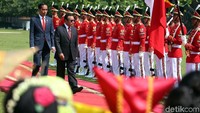 Tak lama kemudian, mereka menuju lapangan upacara. Jokowi dan Guterres kemudian melakukan pengecekan pasukan dan bersalaman dengan anak-anak berpakaian adat di lokasi.