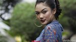 Saat Marion Jola tampil dengan Dress Semi Transparan