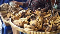 Di salah satu sudut pasar Kranggan, ada penjual pisang godog dan kacang rebus. Sudah berjualan sejak usia 10 tahun, nenek ini tetap semangat ya menjajakan dagangannya. Foto: Instagram @rikrud.