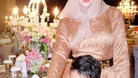Tiara Dewi yang sudah mantap berhijab ini sedang berpose bareng putranya, Abiyyu. Kayaknya sudah siap mau dinner mewah nih. Foto: instagram @tiaradewireal