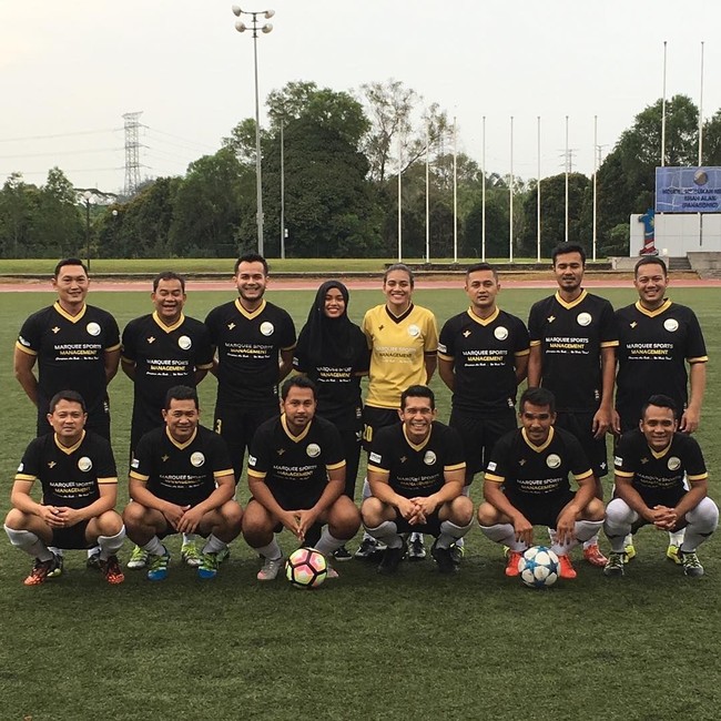 Untuk tampil lebih sporty sekaligus melindunginya dari sengatan matahari, Nisa sering memadukan hijabnya dengan topi. Foto: Instagram/Qhouirunnisa