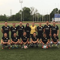 Untuk tampil lebih sporty sekaligus melindunginya dari sengatan matahari, Nisa sering memadukan hijabnya dengan topi. Foto: Instagram/Qhouirunnisa