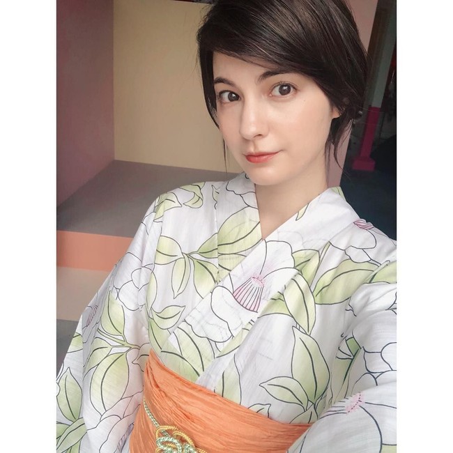 Maggy dan Shinji Kagawa bertemu pertamakali saat wanita cantik ini mewawancarai sang kekasih. Saat itu Kagawa sepertinya langsung jatuh cinta. Sayang tidak banyak diketahui kisah cinta kedua sejoli ini. Foto: Dok. Instagram, Facebook