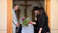 Pangeran William pun datang berkunjung ke Gereja St. Mary Magdalena di Taman Getsemani untuk berziarah ke makam nenek buyutnya, Putri Alice, yang merupakan ibu dari Pangeran Philip. Sebastian Scheiner/Pool via Reuters.