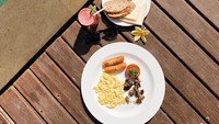 Liburan di Bali, Ana tak melewatkan sarapan enak. Ada telur orak arik, sosis, roti dan segelas jus segar. Dijamin mengenyangkan. Foto: Instagram anaoctarina