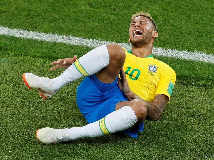 Neymar Jatuh Lagi, Guling-guling Beberapa Kali, Kena Bully