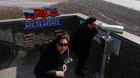 Di sebuah menara di Kota Hunchun, China terdapat teropong dengan tipe militer yang mengarah langsung ke Korea utara dan Rusia. (Damir Sagolj/Reuters)