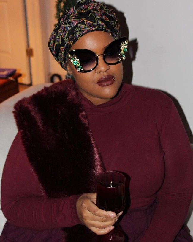 Gaya hijabnya masih belum tertutup rapat. Ia sering tampil memakai turban, khas gaya jilbab wanita Eropa. Foto: Instagram Leah V