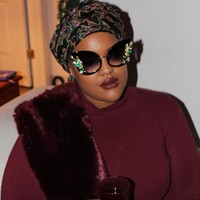 Gaya hijabnya masih belum tertutup rapat. Ia sering tampil memakai turban, khas gaya jilbab wanita Eropa. Foto: Instagram Leah V